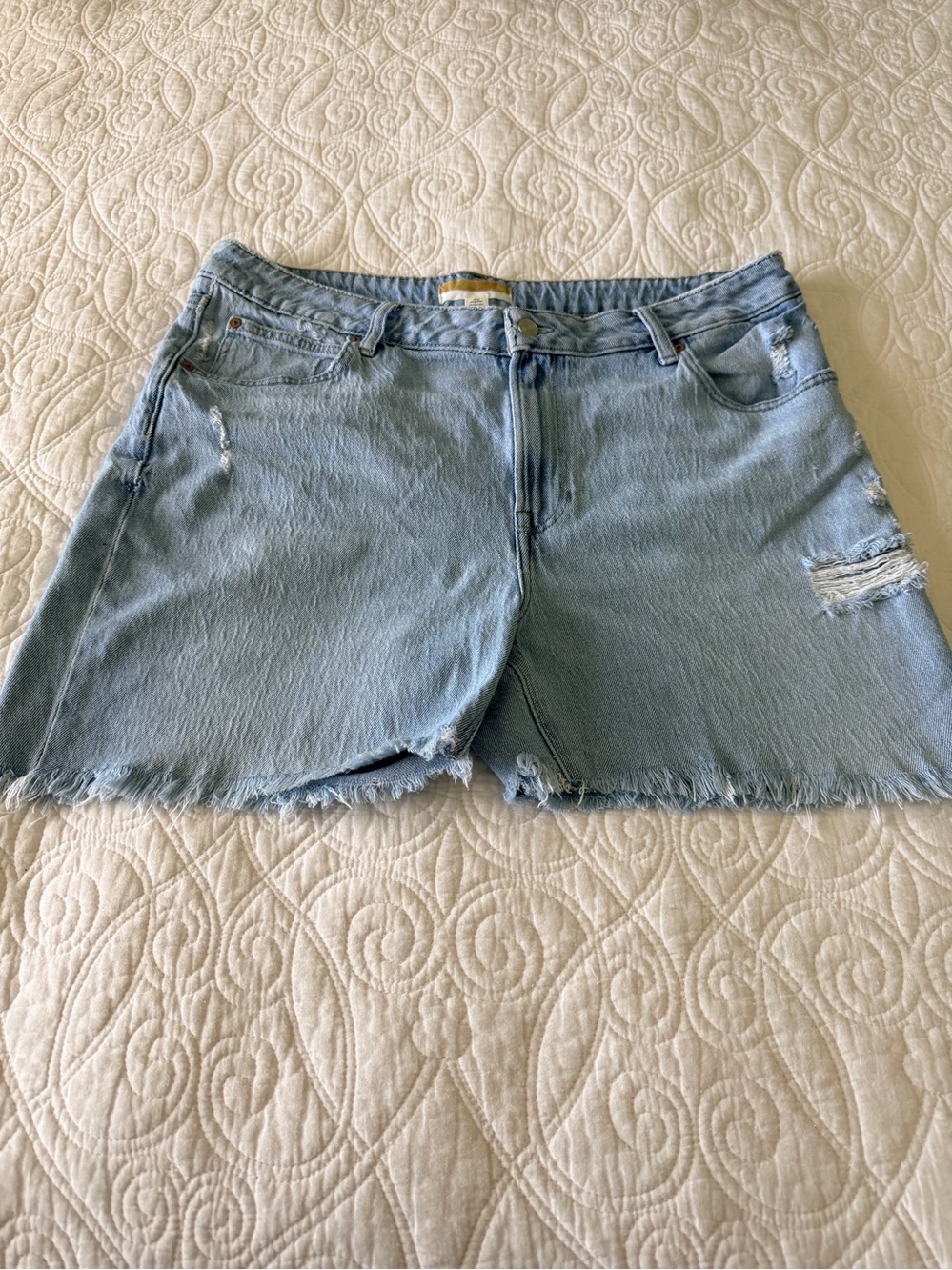 Maurices 16W High Rise Distressed Denim Shorts Frayed Hem NWOT